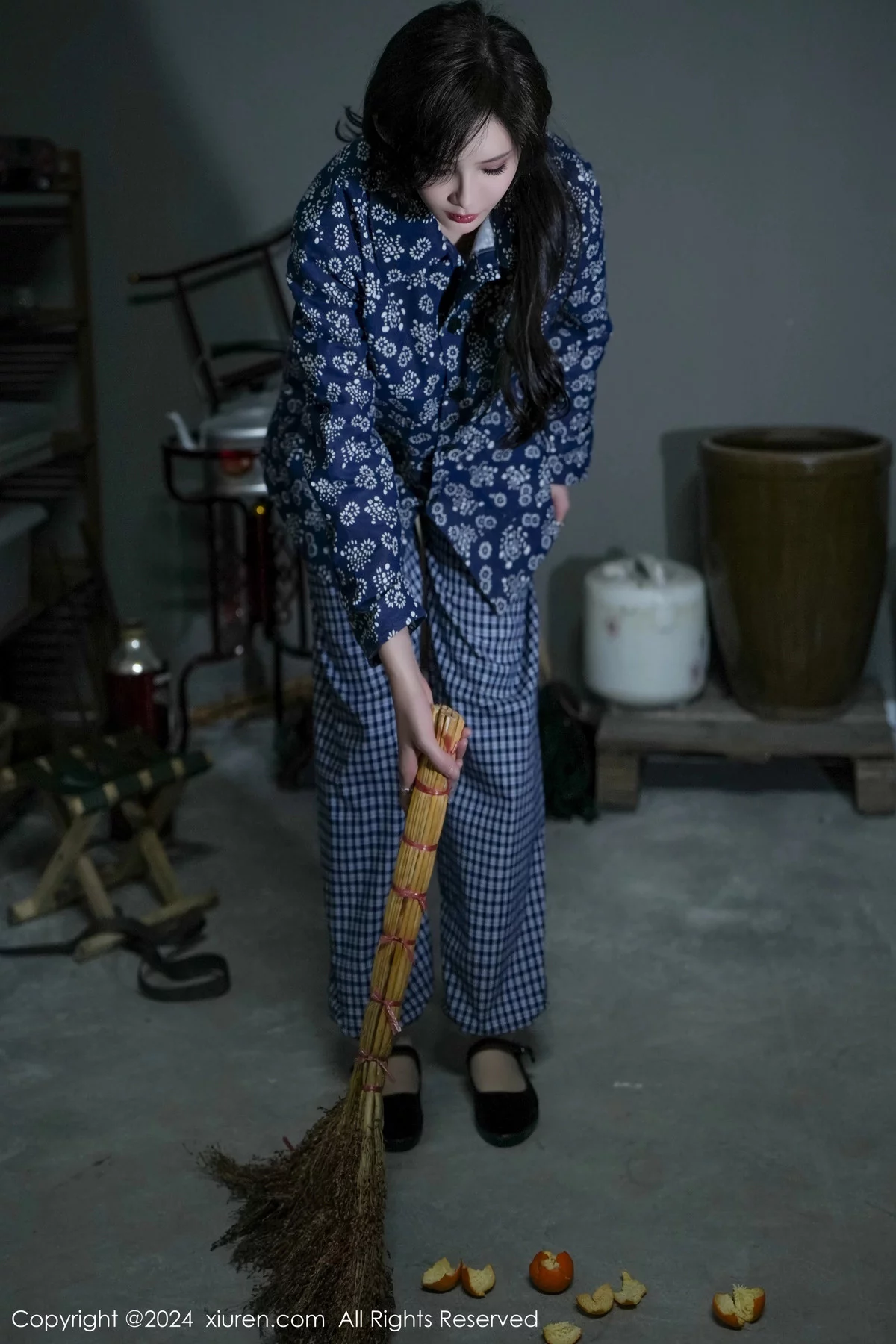 [XiuRen秀人网]No.7915_女神Carol周妍希宿舍拍摄私房床上超薄肉丝秀翘臀美腿诱惑写真86P-看套图