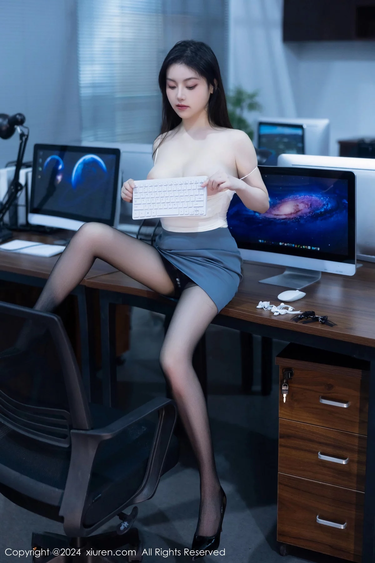[XiuRen秀人网]No.7923_模特合集公司场景豆瓣酱性感OL装扮配超薄黑丝完美诱惑写真104P-看套图