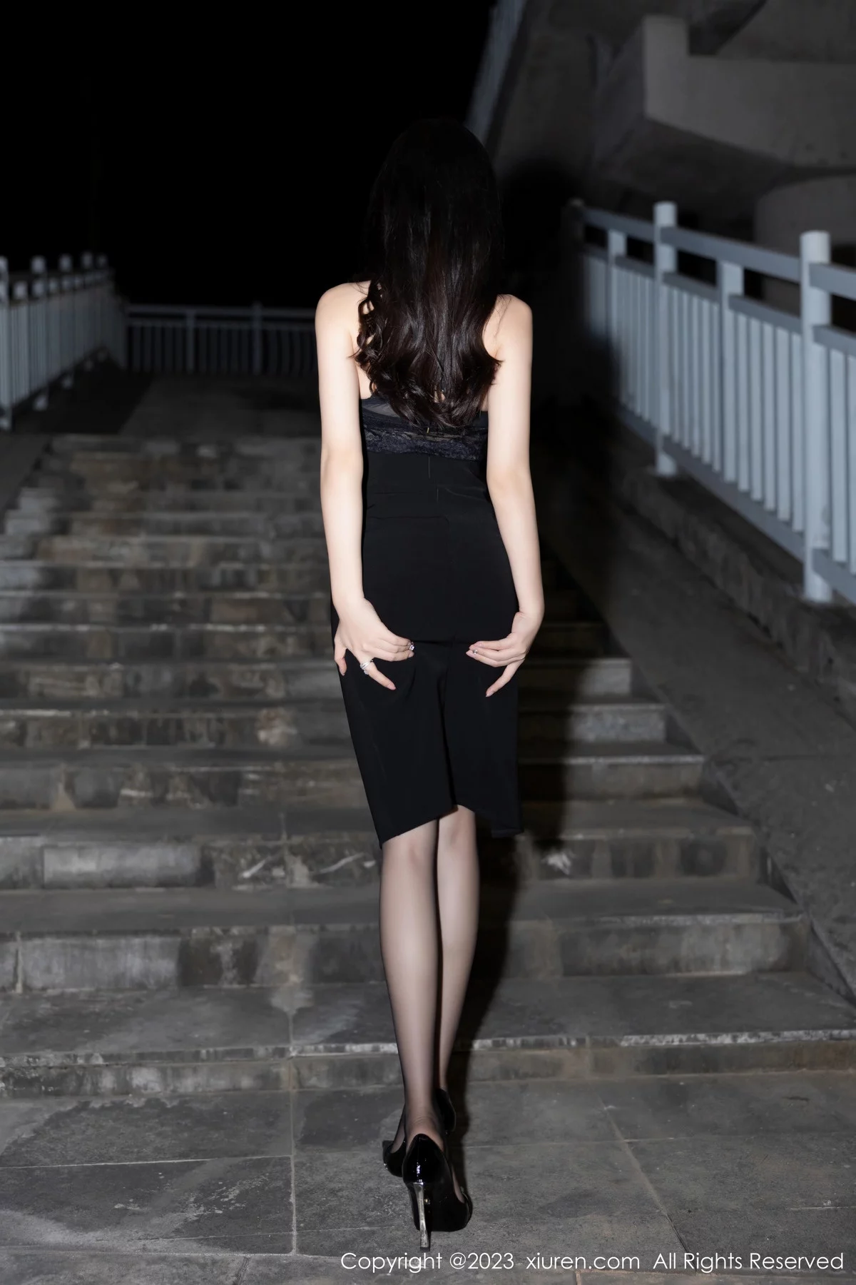[XiuRen秀人网]No.7820_女神徐莉芝Booty性感黑色礼裙露黑色内衣配超薄黑丝魅惑写真84P-推荐论坛-免费套图-看套图