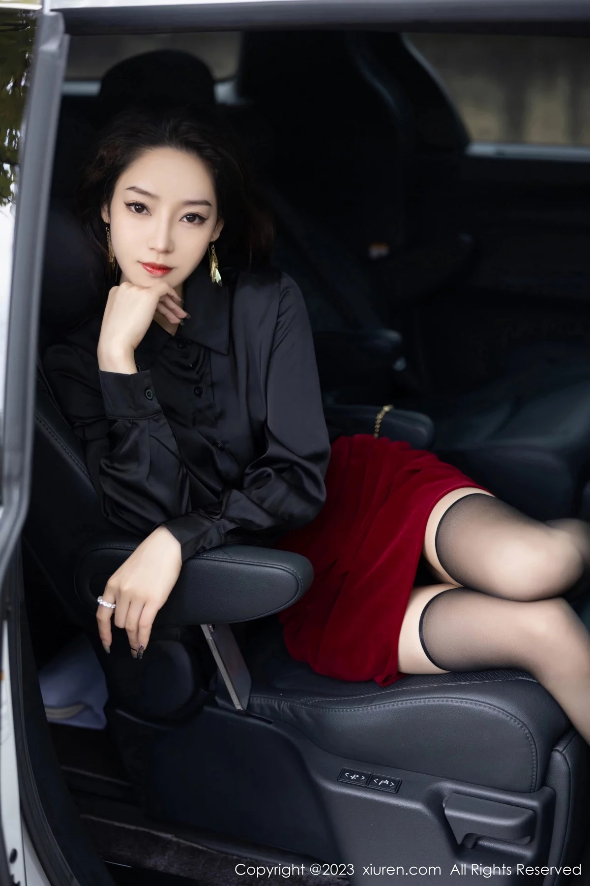 [XiuRen秀人网]No.7867_模特苏曼兮黑色上衣露性感黑色内衣配黑丝吊袜秀翘臀诱惑写真83P-看套图