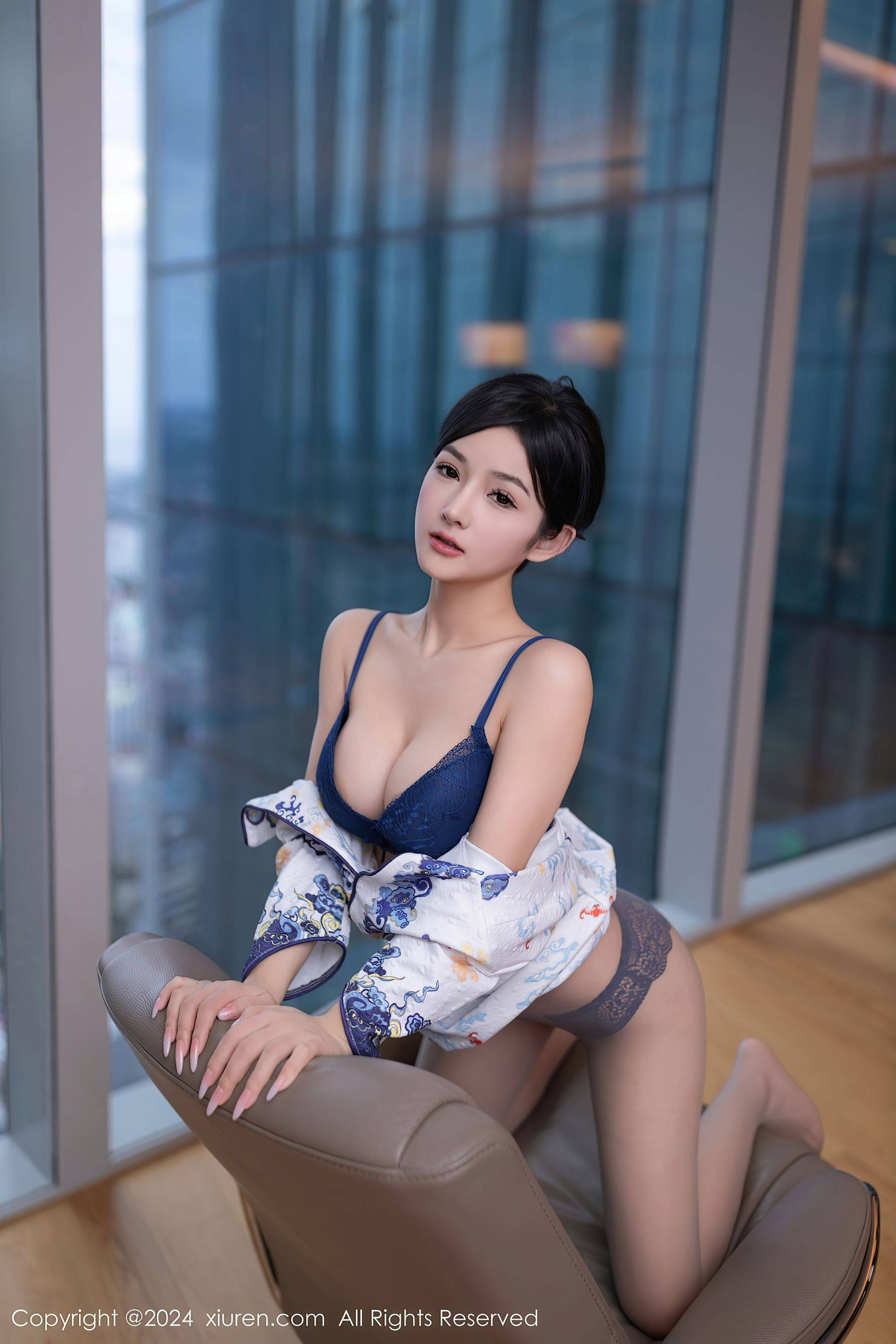 [XiuRen秀人网] No.7933 谭小灵 制服美腿-看套图