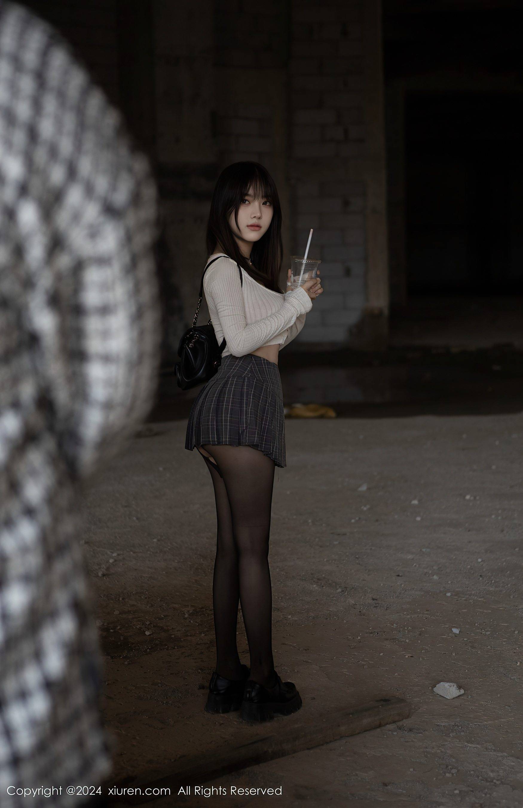 [XiuRen秀人网] No.8439 豆瓣酱 美腿黑丝-看套图