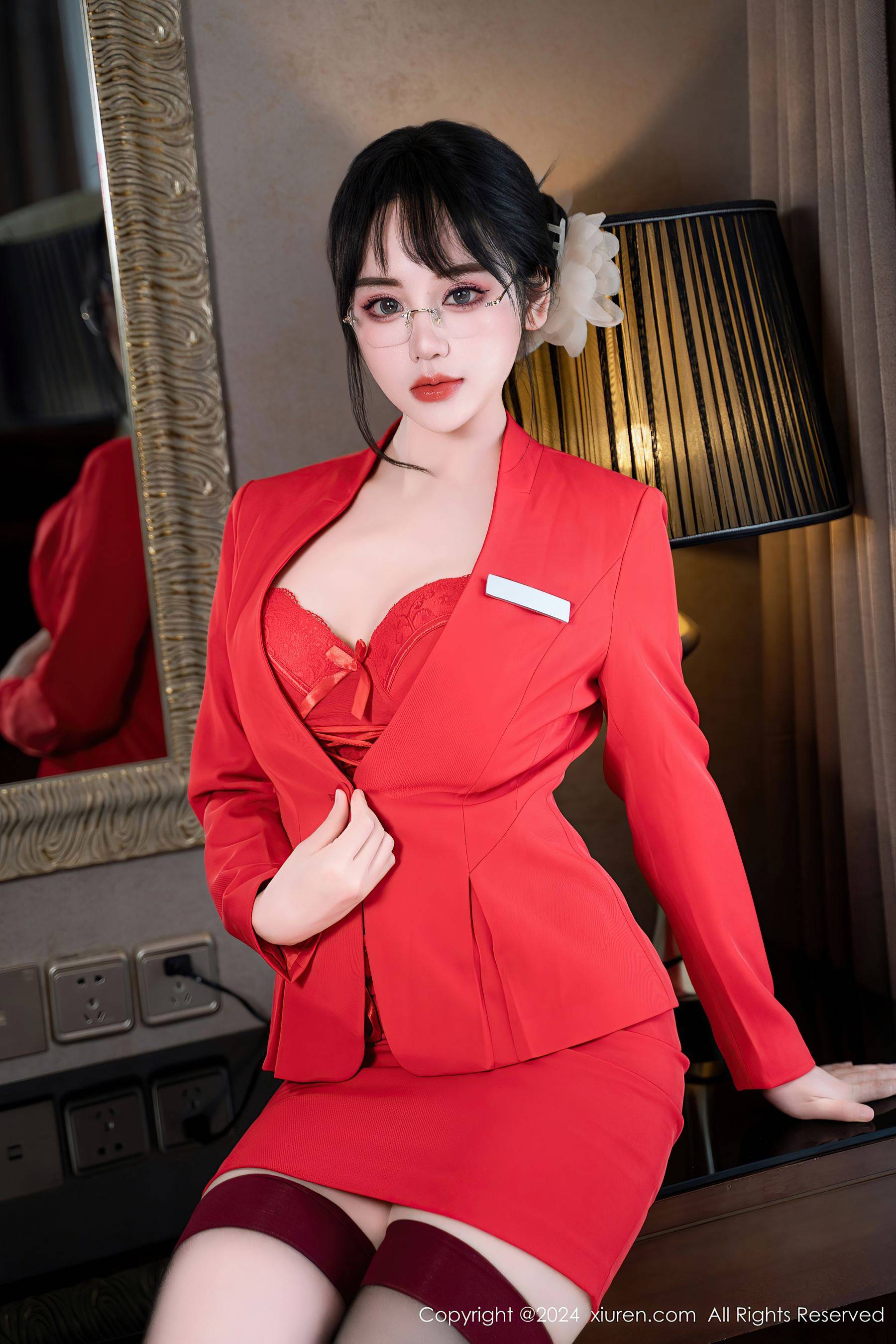 [XiuRen秀人网] No.8360 汐汐爱吃草莓 性感美腿-看套图