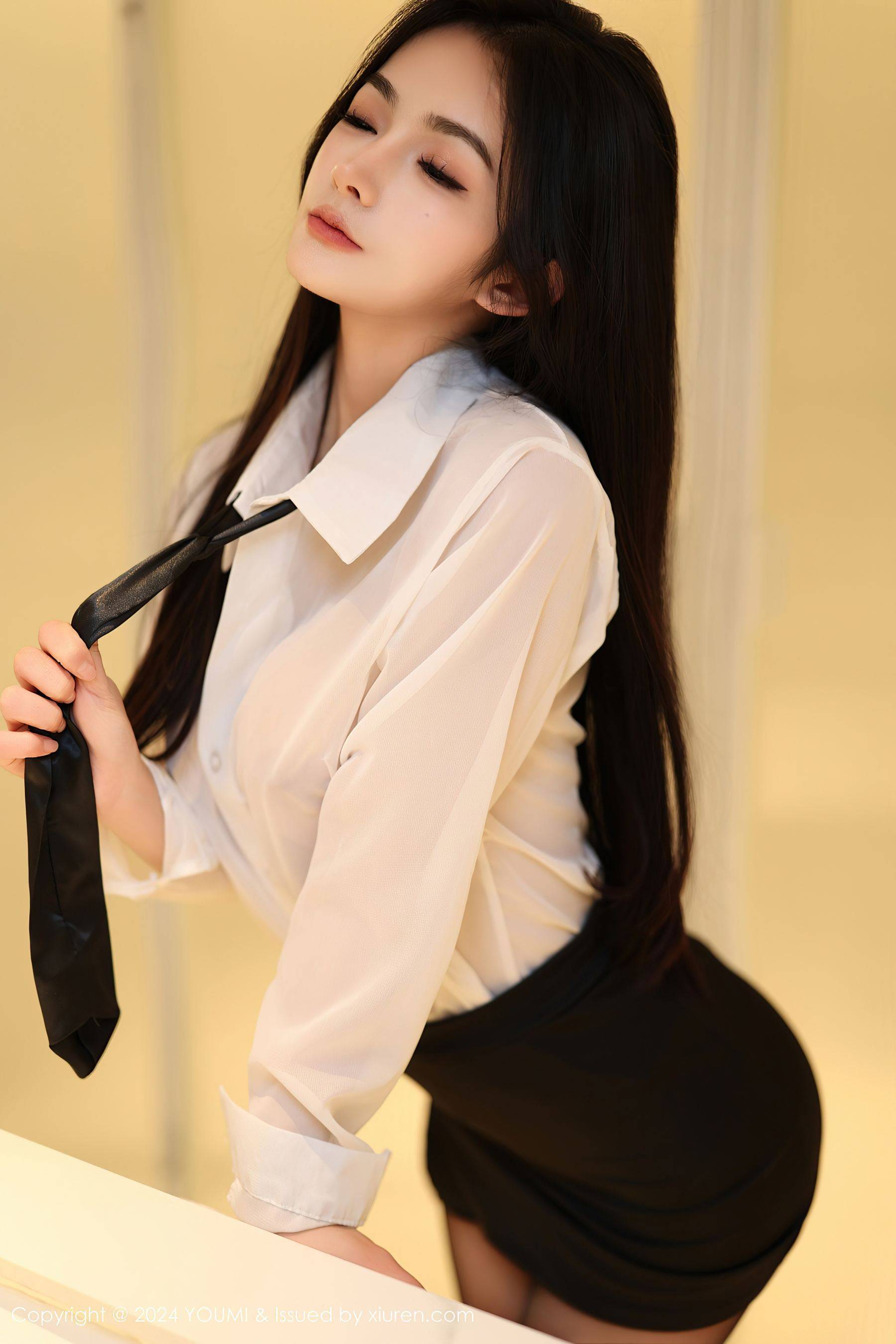 [YOUMI尤蜜荟] VOL.1050 谭小灵 黑丝美腿Xiuren秀人写真高清美女套图写真下载-看套图看套图