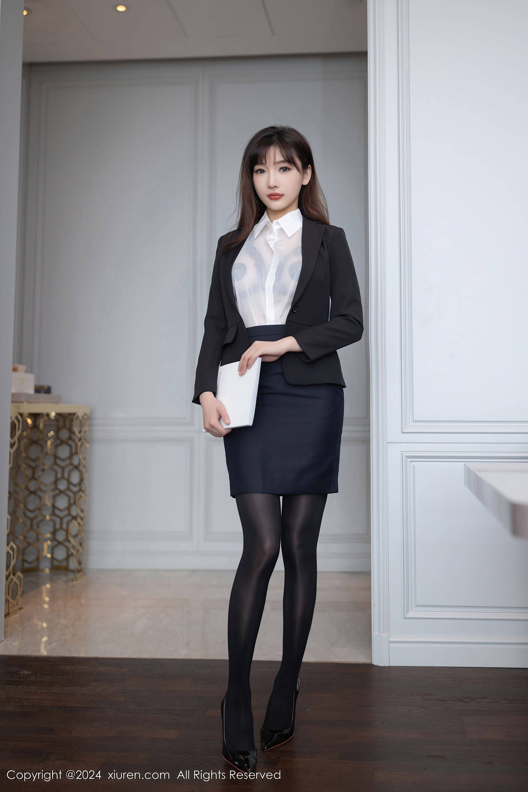 [XiuRen秀人网] No.8988 陆萱萱 黑丝美腿Xiuren秀人写真高清美女套图写真下载-看套图看套图