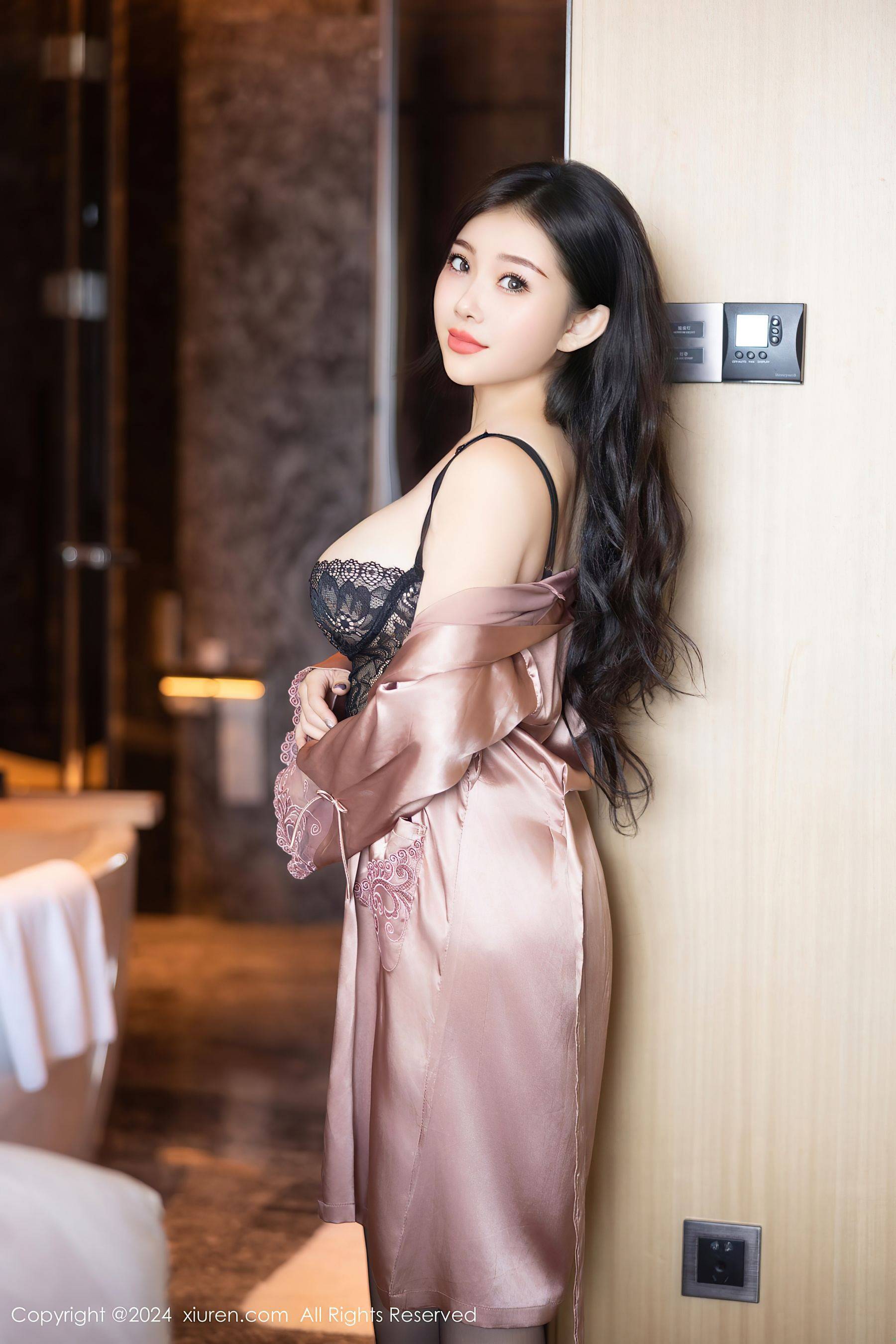 [XiuRen秀人网] No.9159 白洁Bessie 黑丝美腿Xiuren秀人写真高清美女套图写真下载-看套图看套图