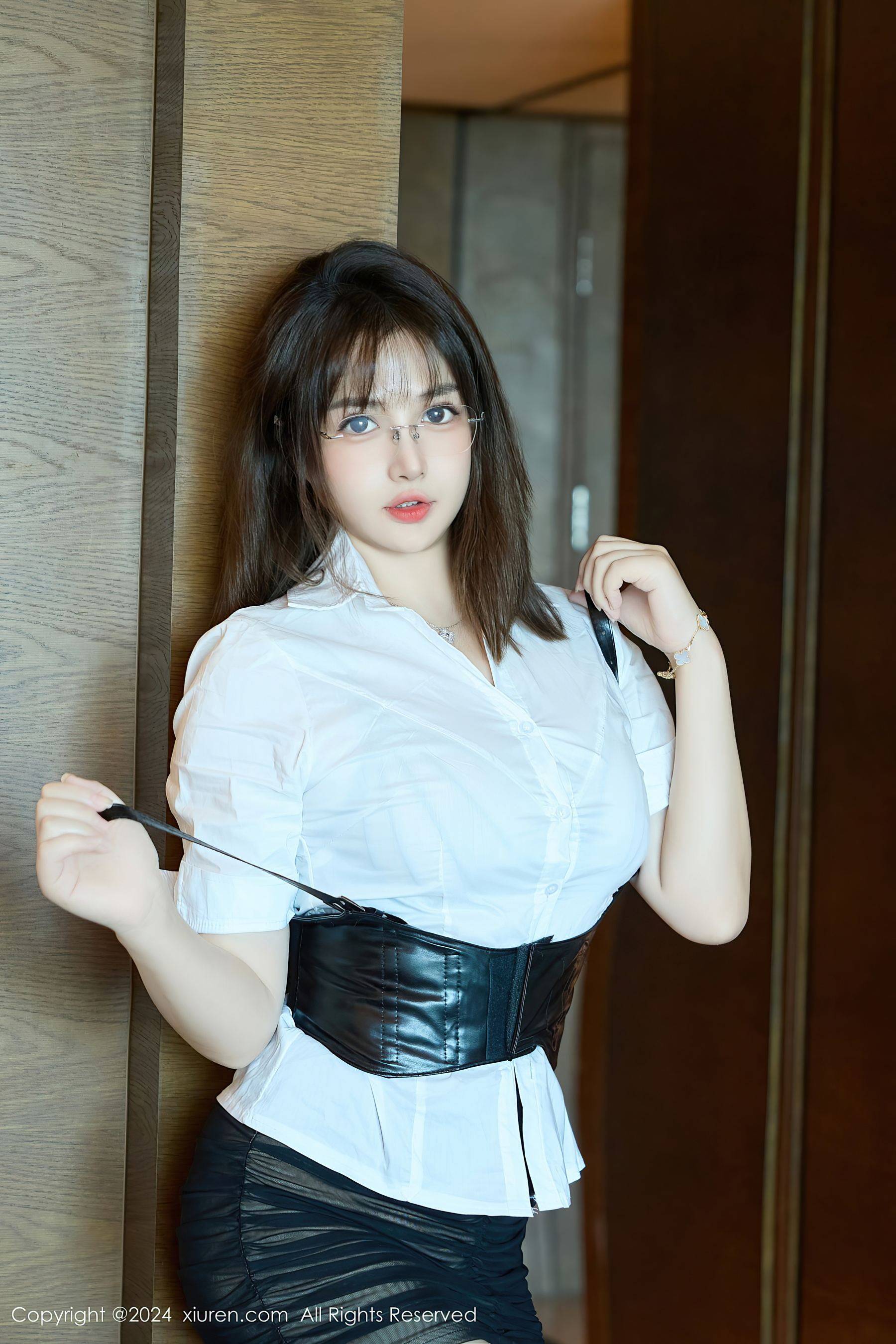 [XiuRen秀人网] No.9104 养乐多Doll 黑丝美腿Xiuren秀人写真高清美女套图写真下载-看套图看套图