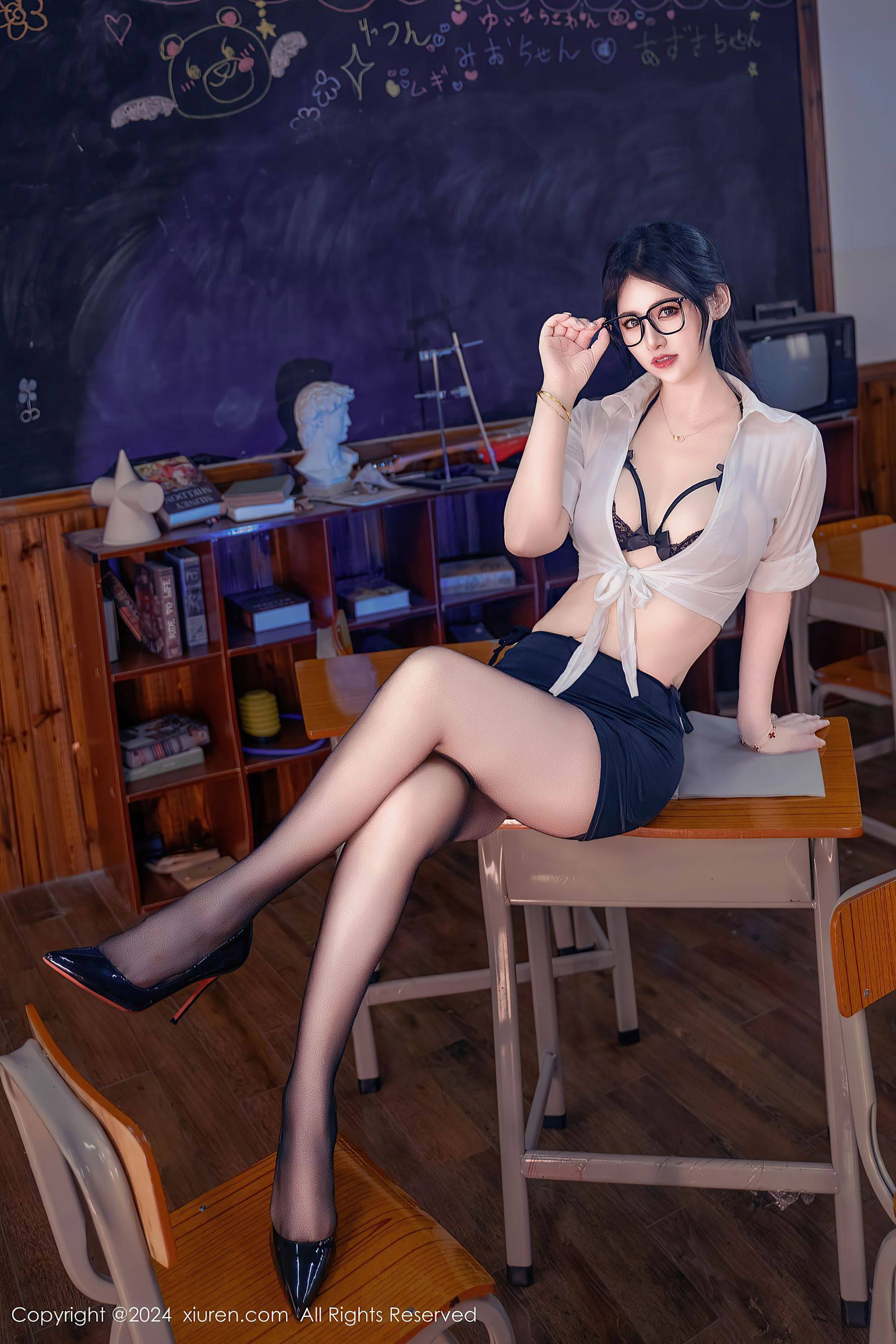 [XiuRen秀人网] No.9130 诗诗kiki 黑丝美臀Xiuren秀人写真高清美女套图写真下载-看套图看套图