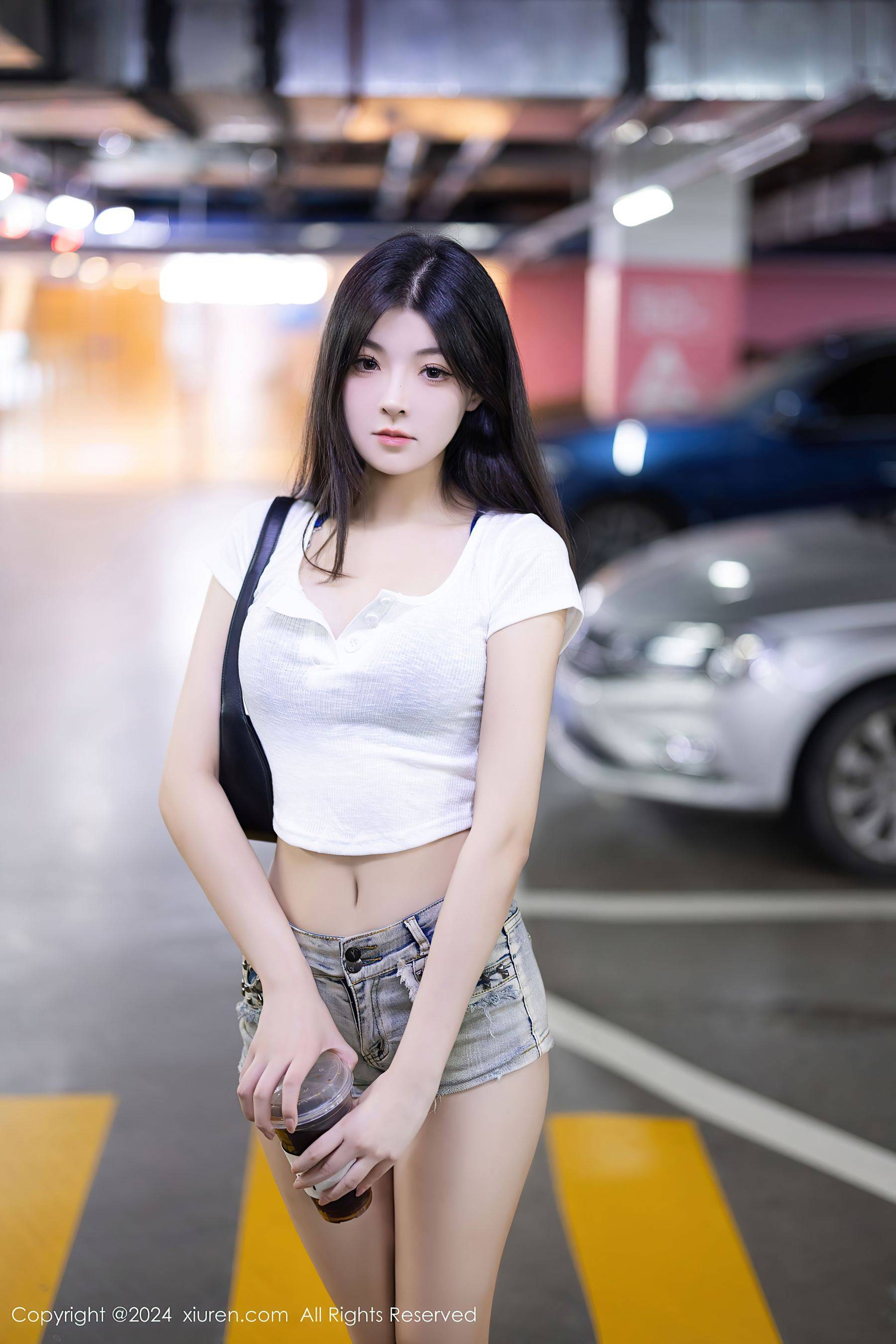 [XiuRen秀人网] No.9141 初梦瑶 丝袜美腿Xiuren秀人写真高清美女套图写真下载-看套图看套图