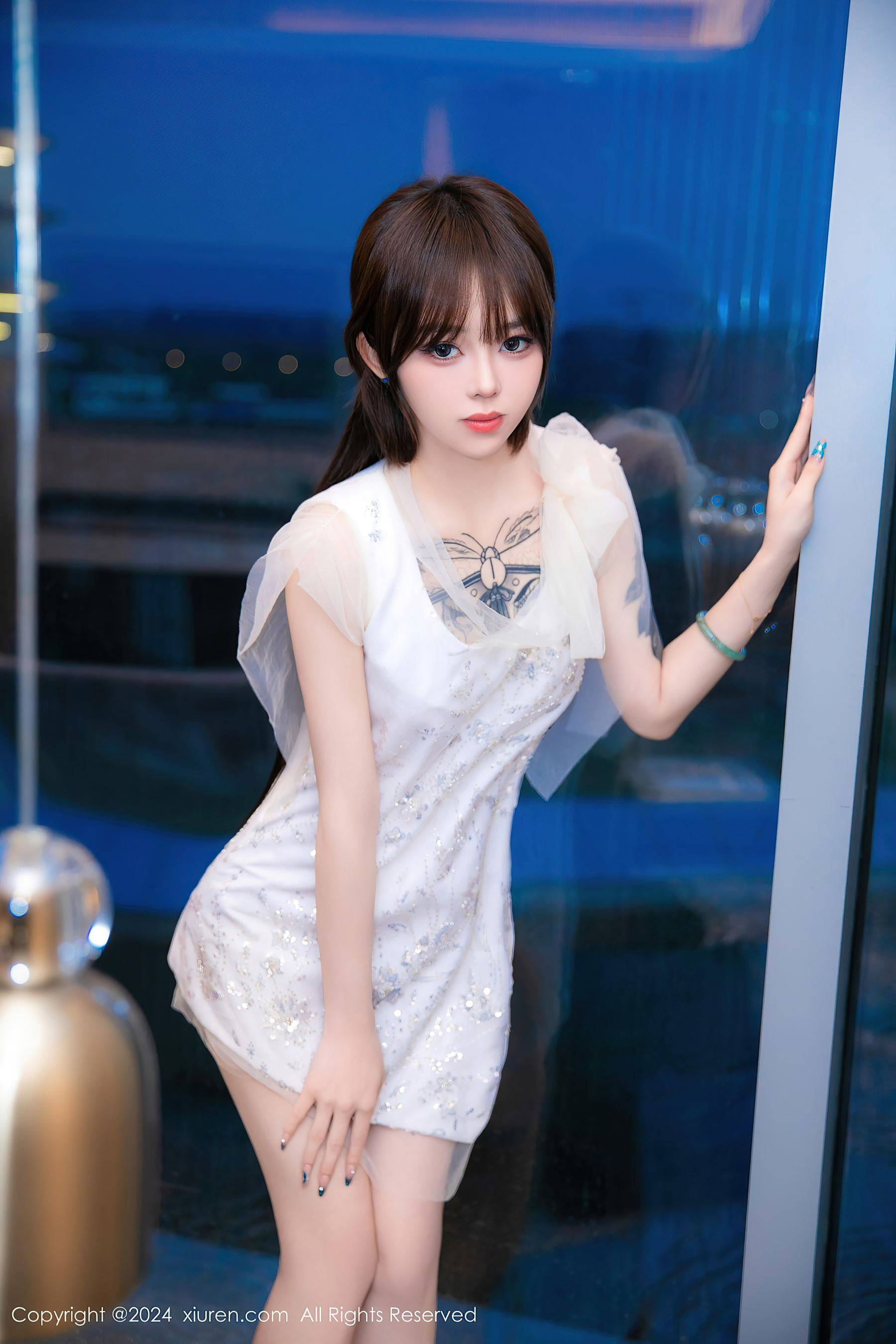 [XiuRen秀人网] No.8696 奶瓶. 美腿性感Xiuren秀人写真高清美女套图写真下载-看套图看套图