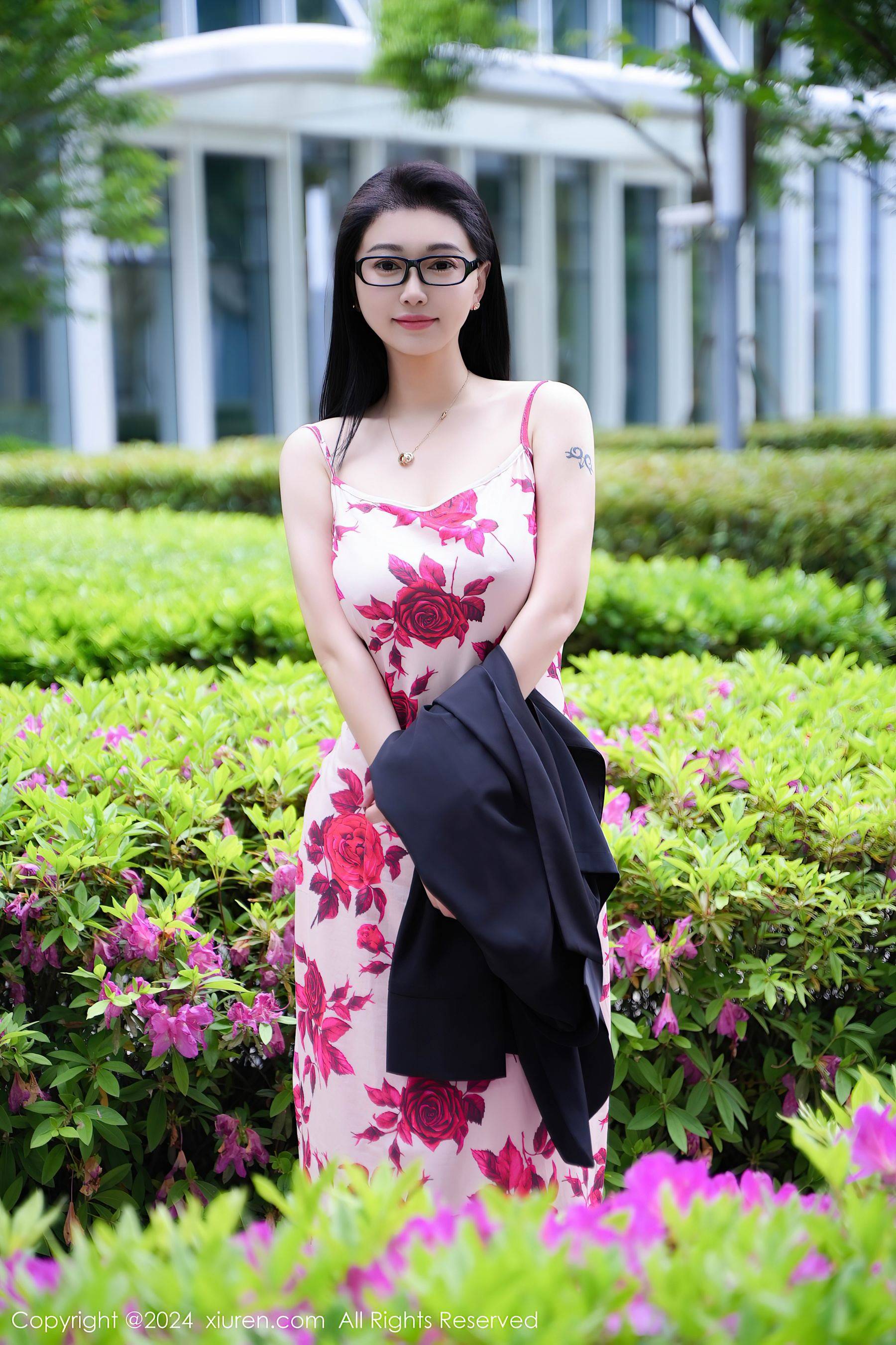 [XiuRen秀人网] No.8468 雅茹老师 长裙美臀Xiuren秀人写真高清美女套图写真下载-看套图看套图