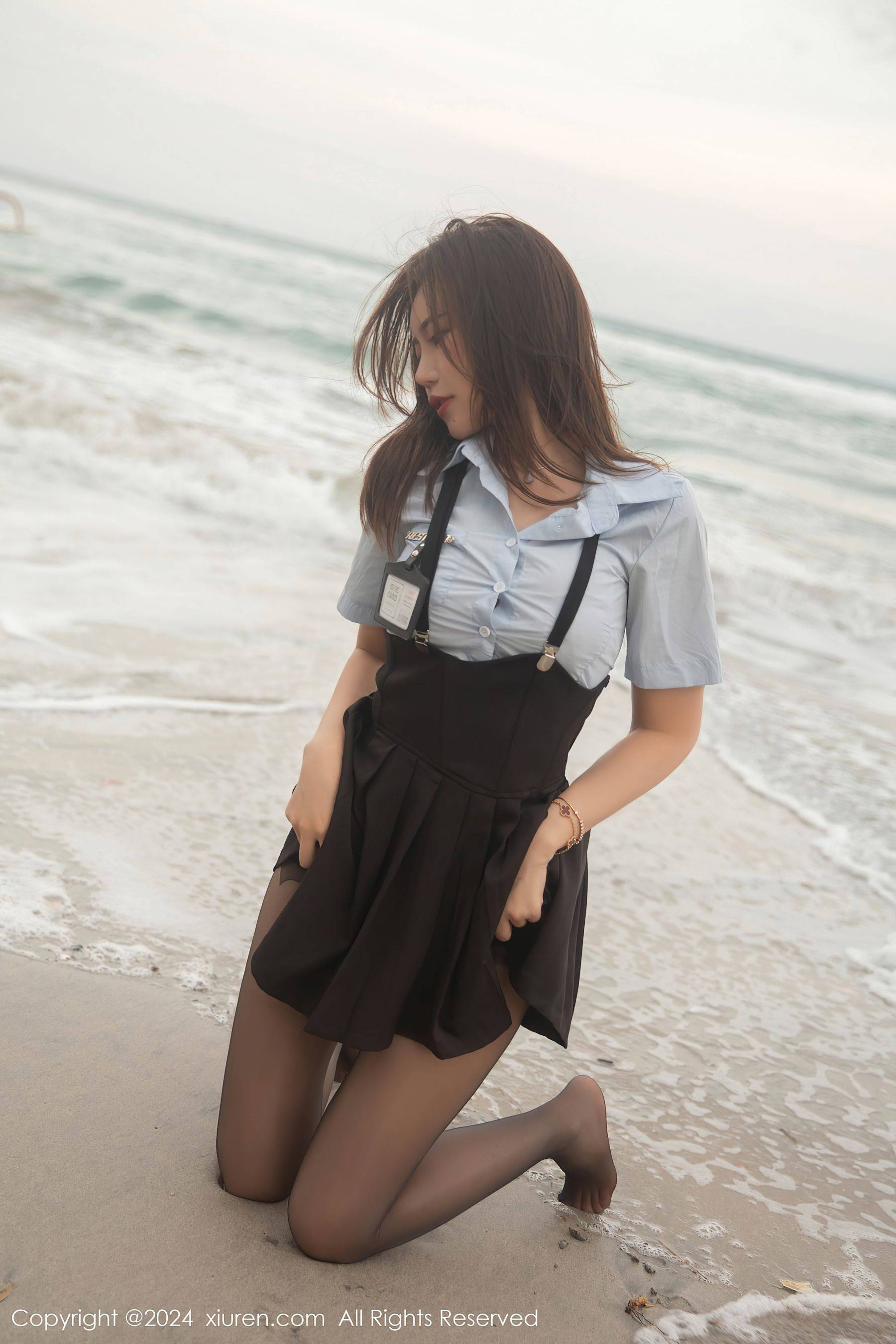 [XiuRen秀人网] No.8752 绮里嘉ula 黑丝短裙Xiuren秀人写真高清美女套图写真下载-看套图看套图