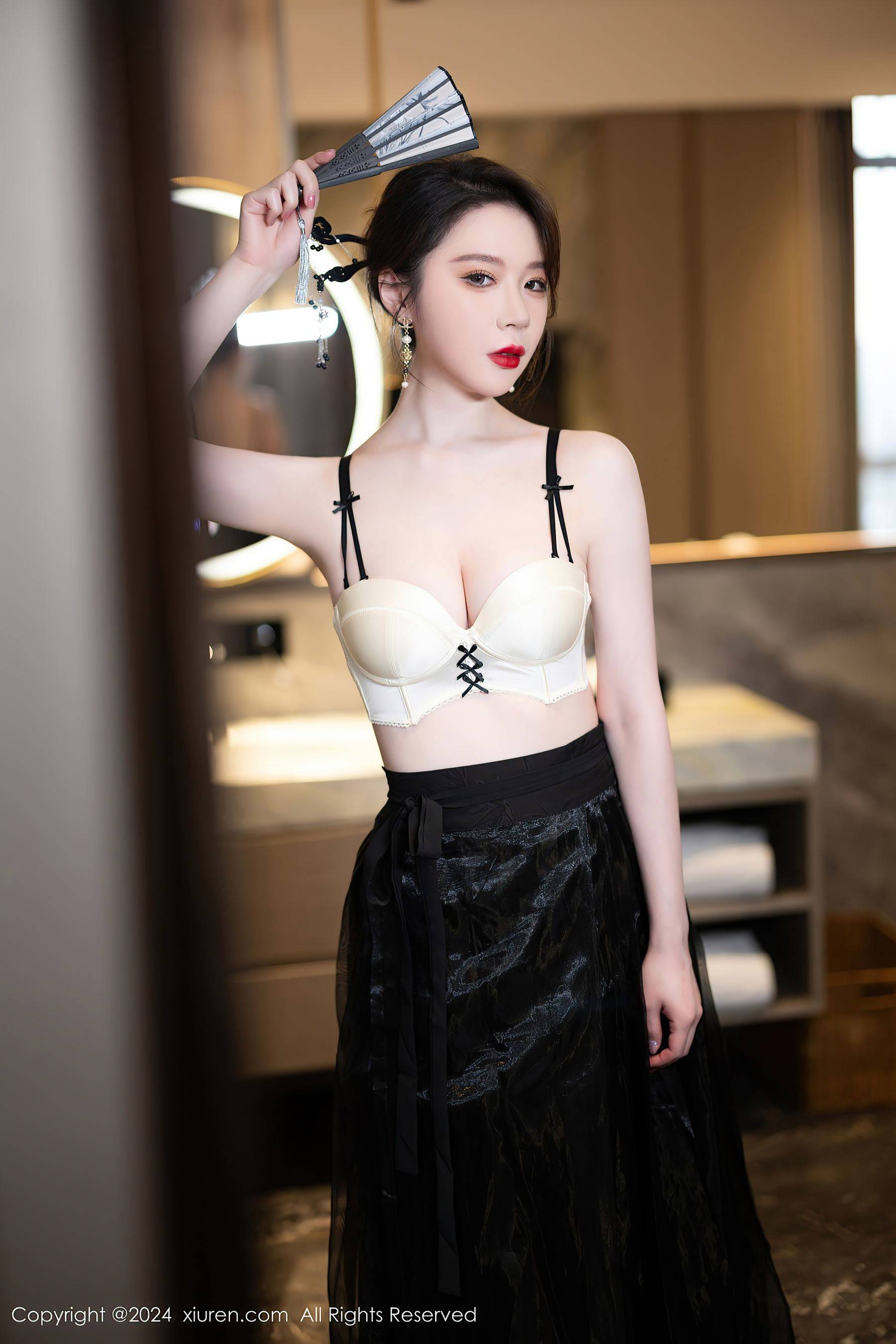 [XiuRen秀人网] No.8465 梦心玥 美腿性感Xiuren秀人写真高清美女套图写真下载-看套图看套图