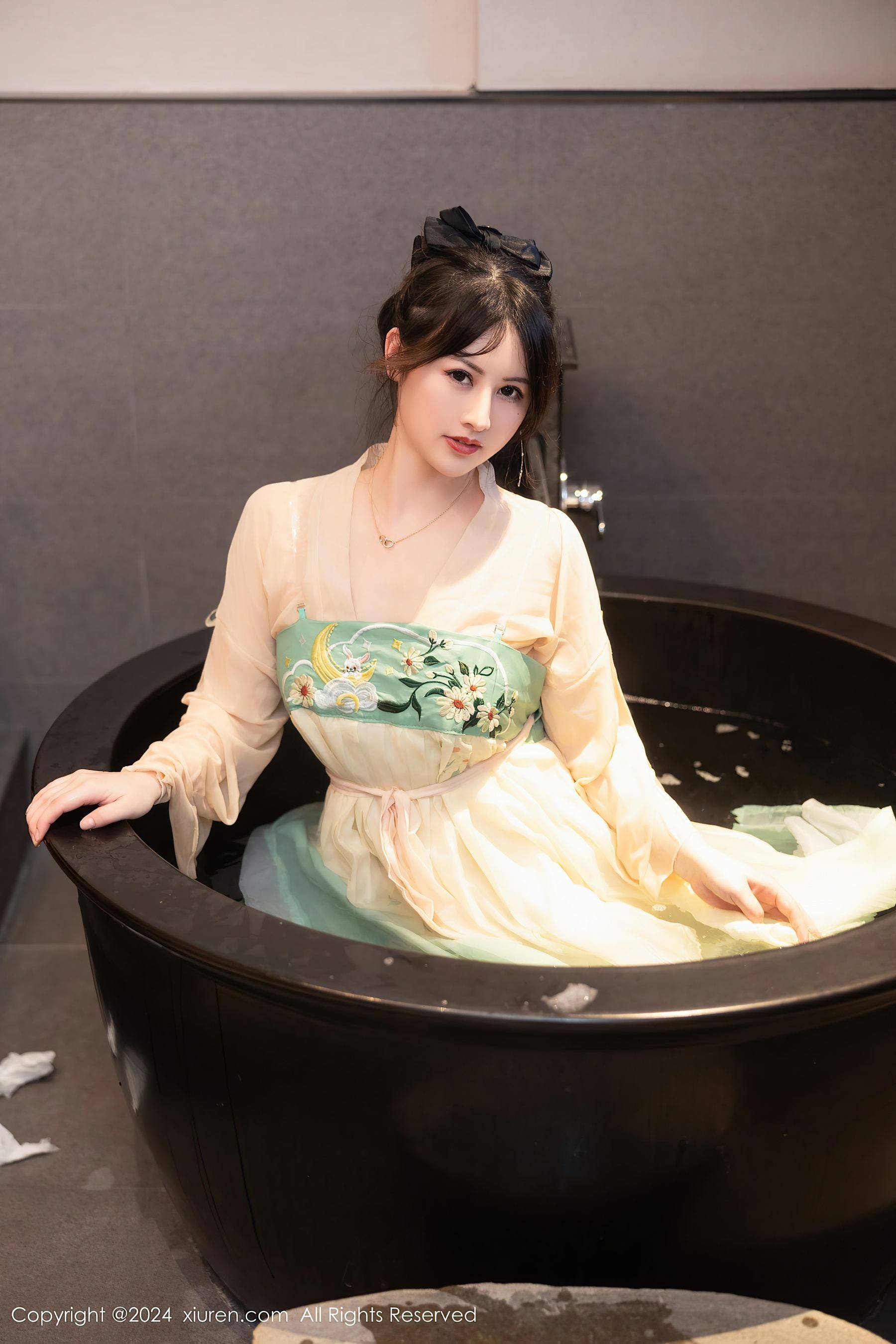 [XiuRen秀人网] No.8128 诗诗kiki 性感美臀Xiuren秀人写真高清美女套图写真下载-看套图看套图