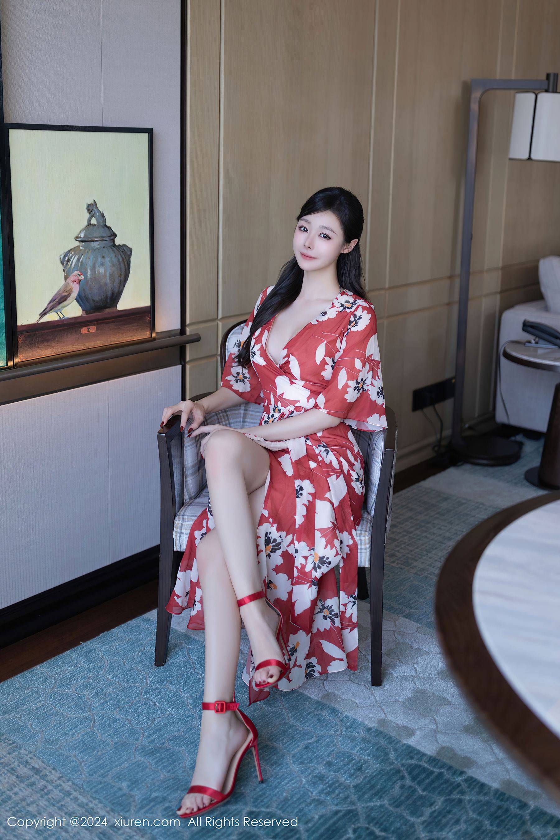 [XiuRen秀人网] No.9270 小逗逗 美腿性感Xiuren秀人写真高清美女套图写真下载-看套图看套图