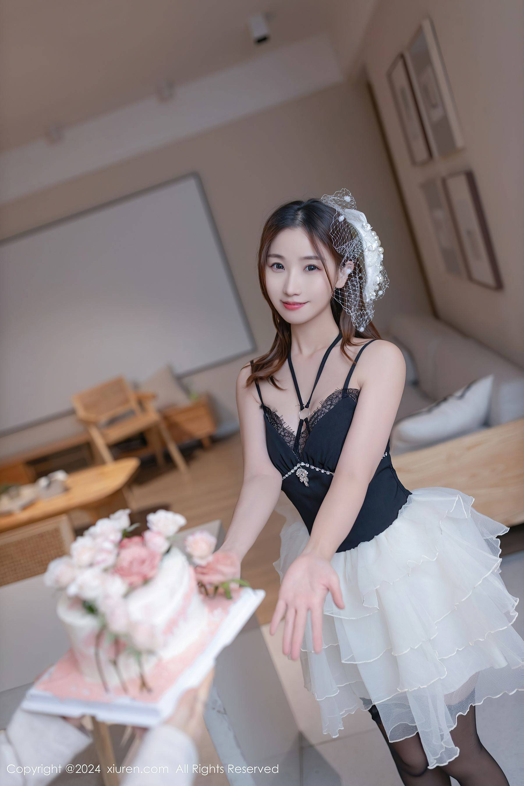[XiuRen秀人网] No.8398 杏子Yada 黑丝美腿Xiuren秀人写真高清美女套图写真下载-看套图看套图