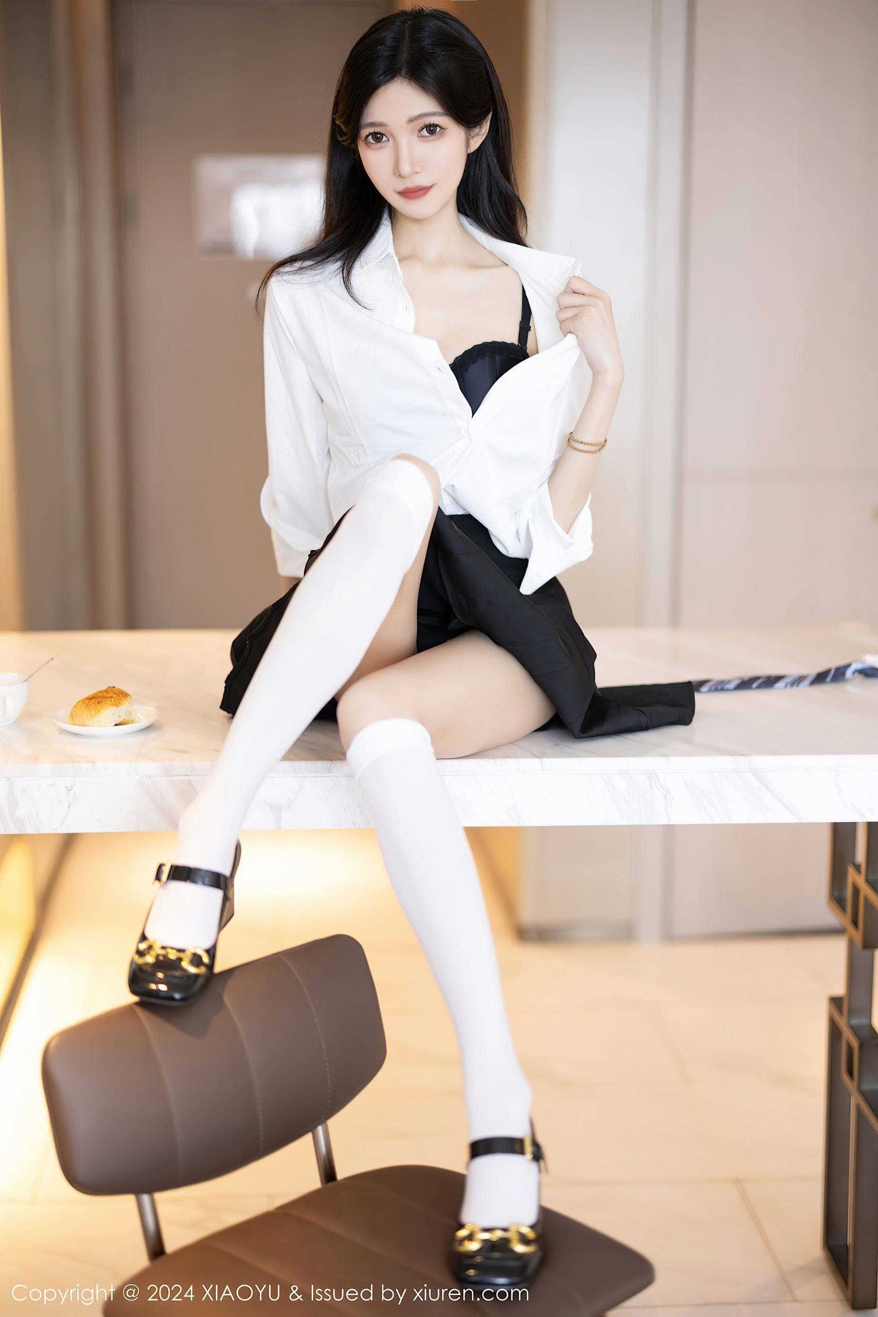 [XIAOYU语画界] VOL.1204 程程程- 制服美腿Xiuren秀人写真高清美女套图写真下载-看套图看套图