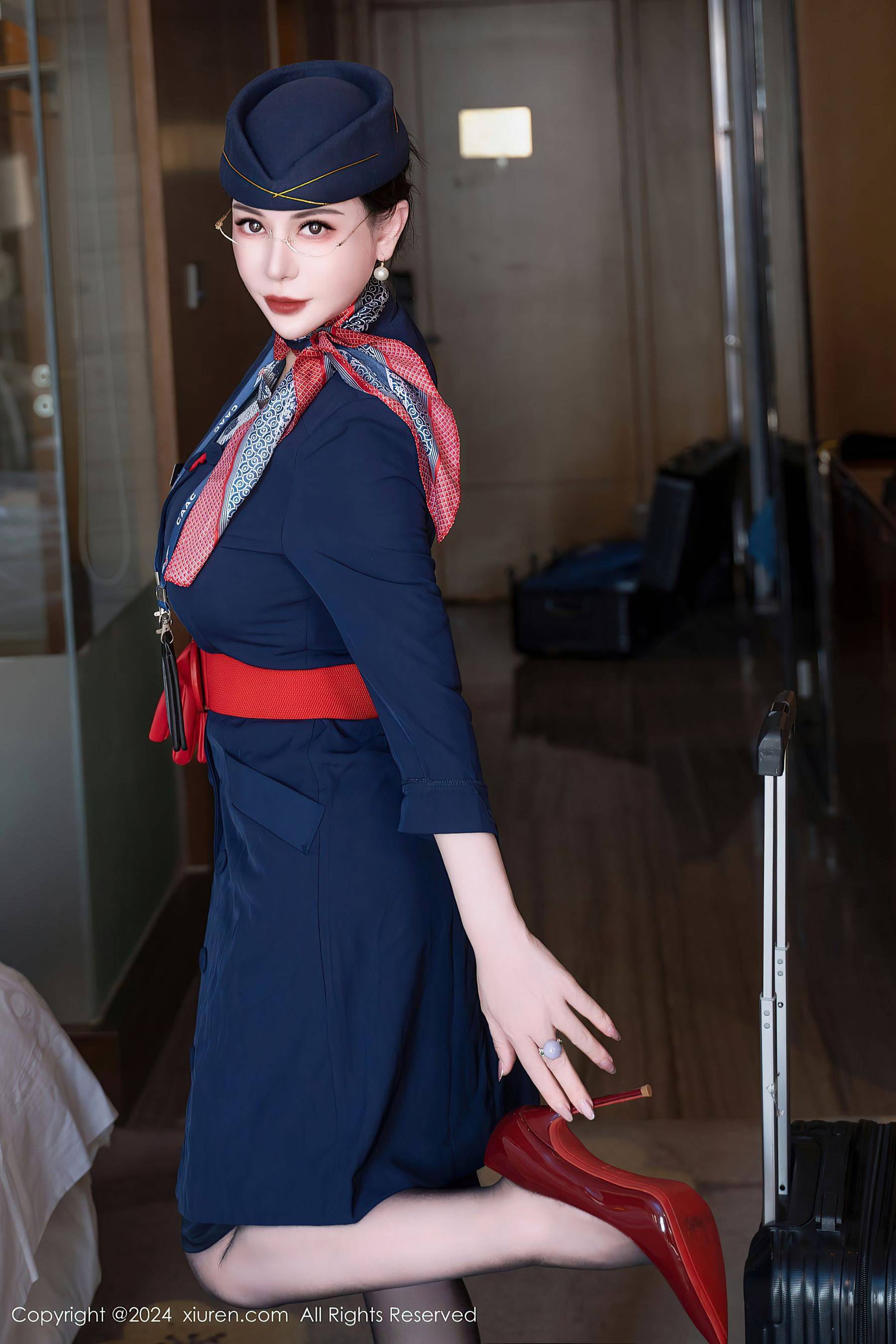 [XiuRen秀人网] No.8253 悦悦姐 黑丝美臀Xiuren秀人写真高清美女套图写真下载-看套图看套图