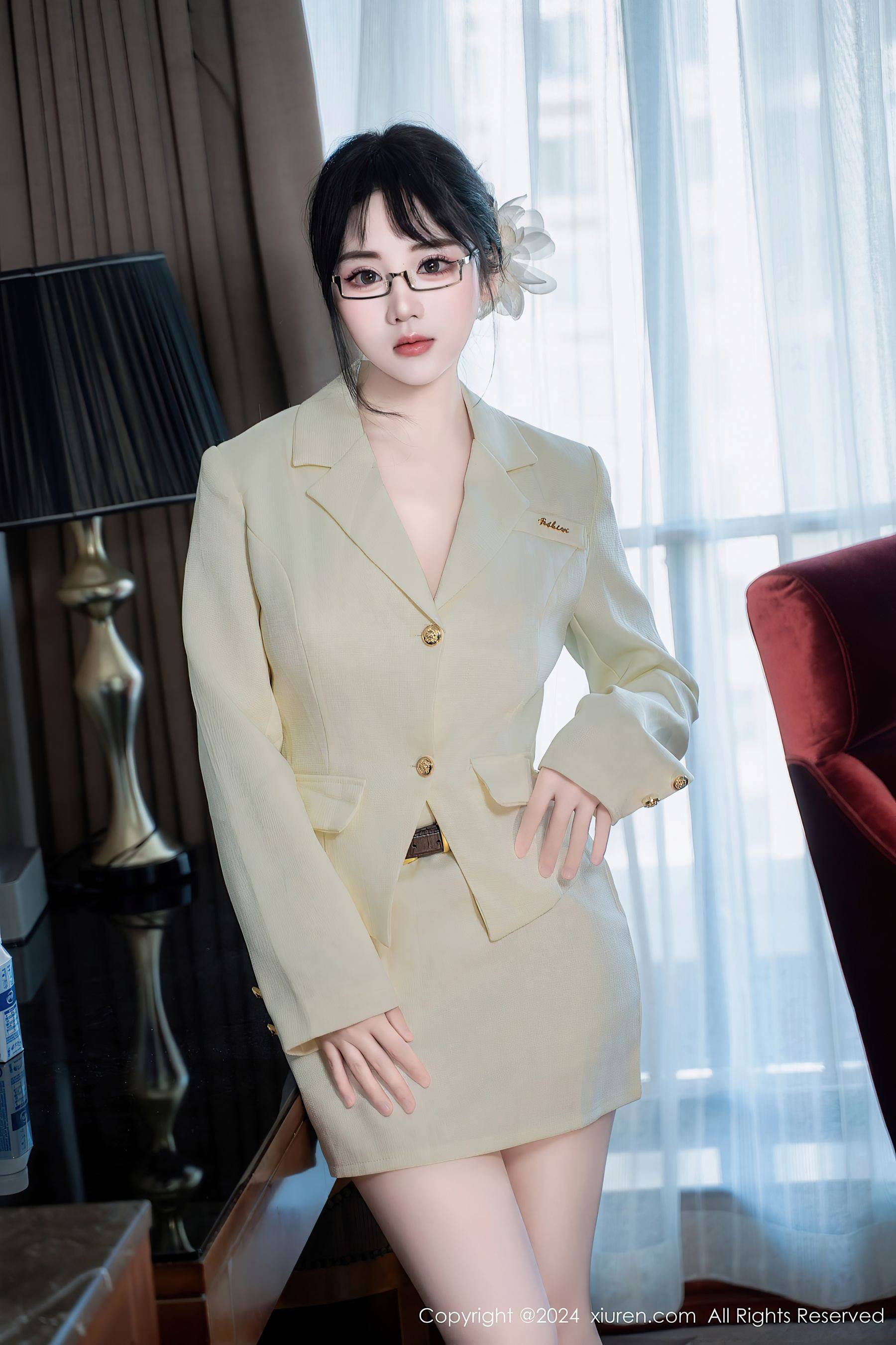 [XiuRen秀人网] No.8717 汐汐爱吃草莓 丝袜美腿Xiuren秀人写真高清美女套图写真下载-看套图看套图