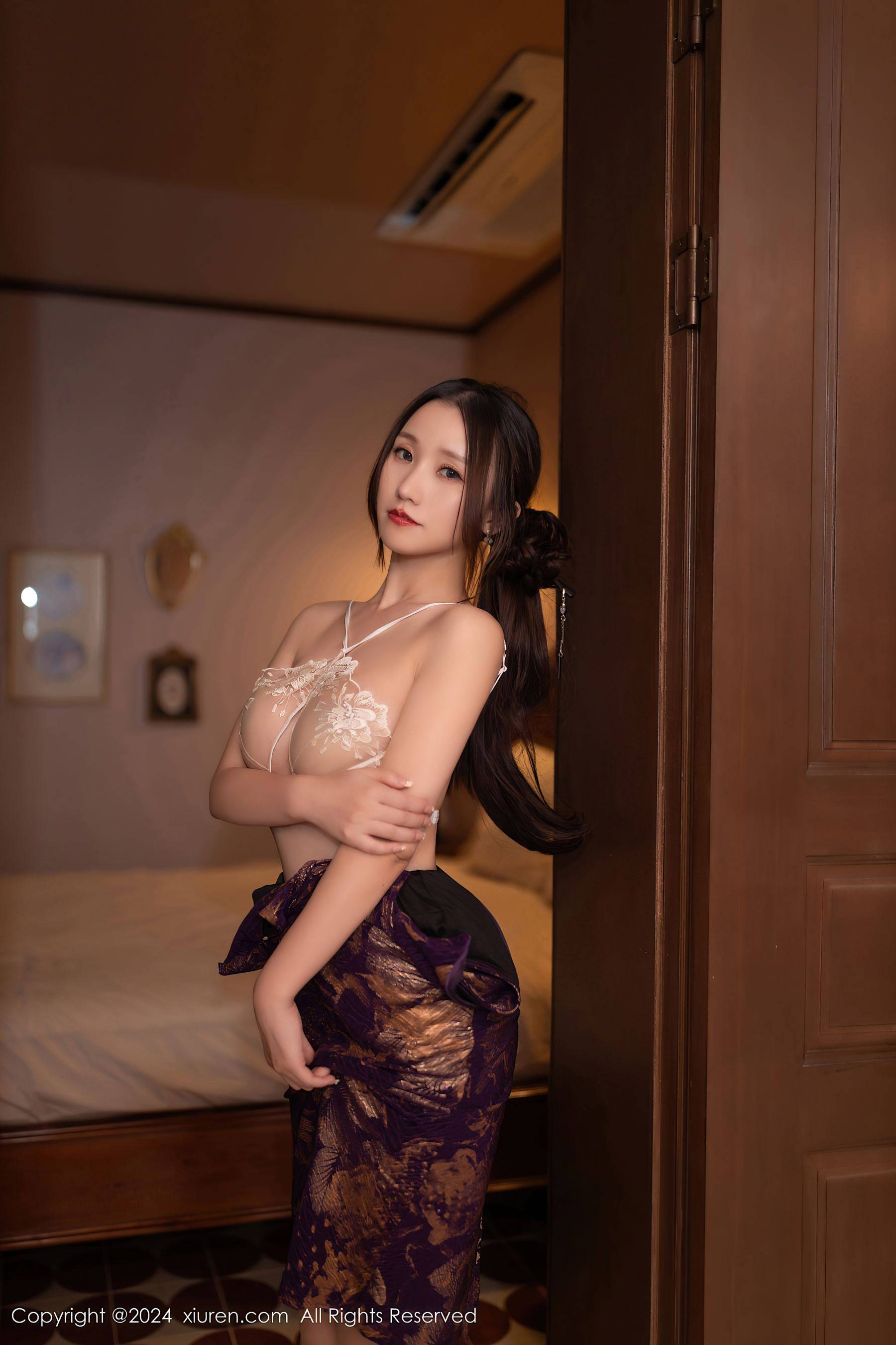 [XiuRen秀人网] No.9513 杏子Yada 丝袜美腿Xiuren秀人写真高清美女套图写真下载-看套图看套图