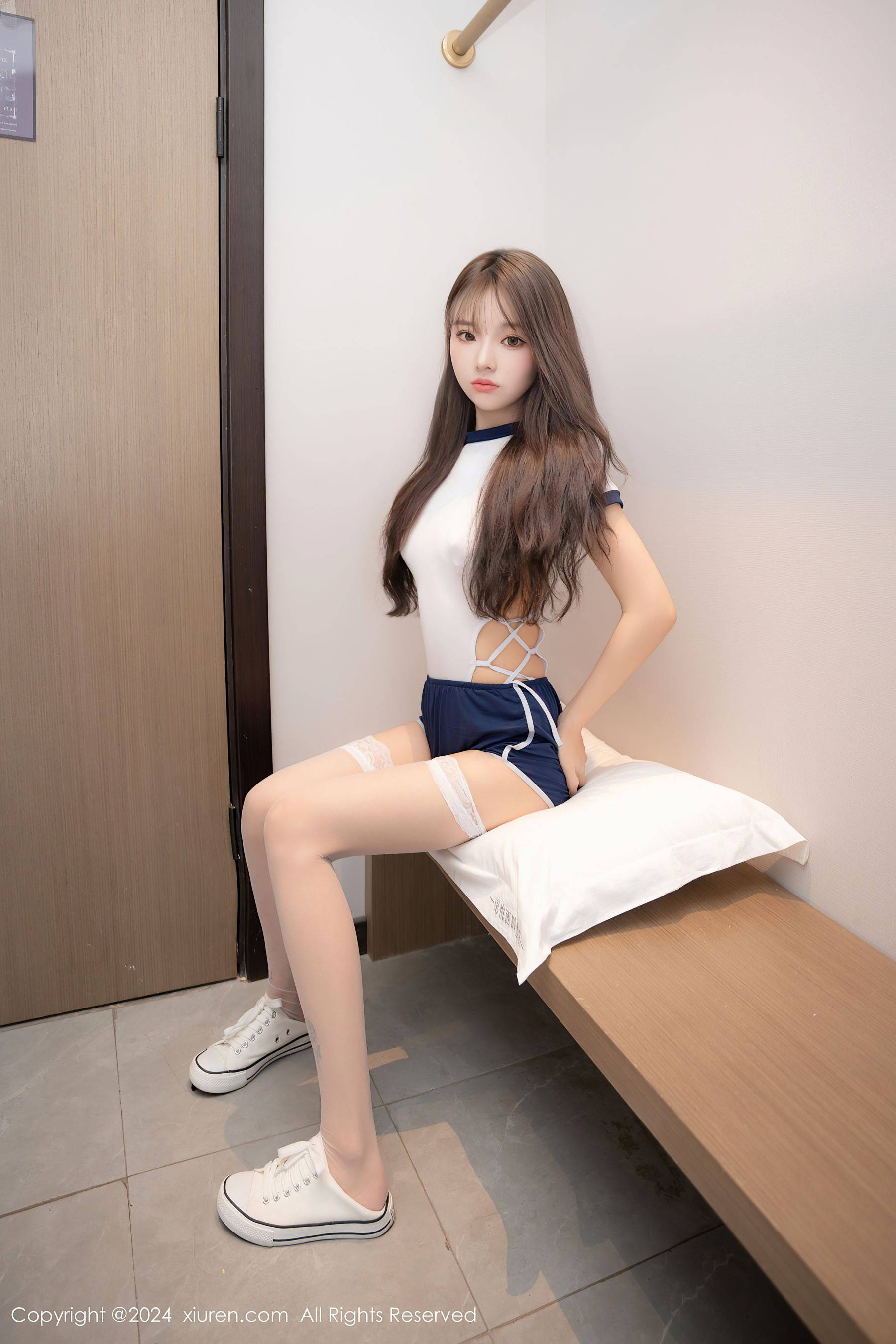 [XiuRen秀人网] No.9654 羊大衣 丝袜美腿Xiuren秀人写真高清美女套图写真下载-看套图看套图