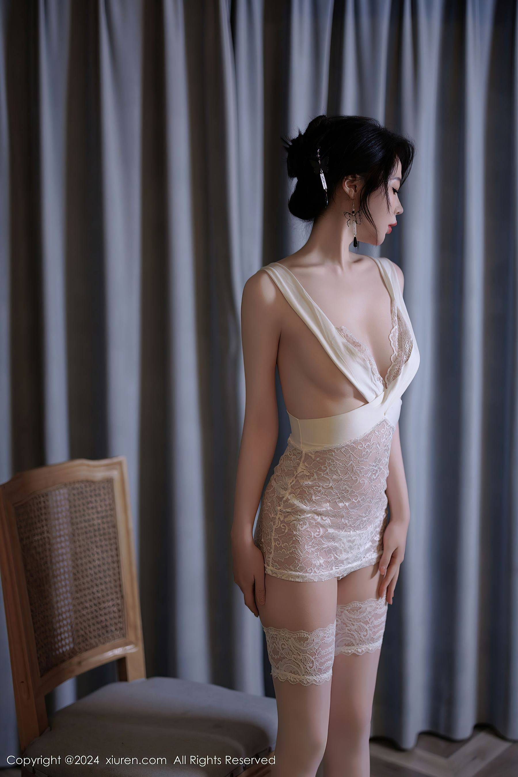 [XiuRen秀人网] No.9526 梦心玥 白丝美腿Xiuren秀人写真高清美女套图写真下载-看套图看套图