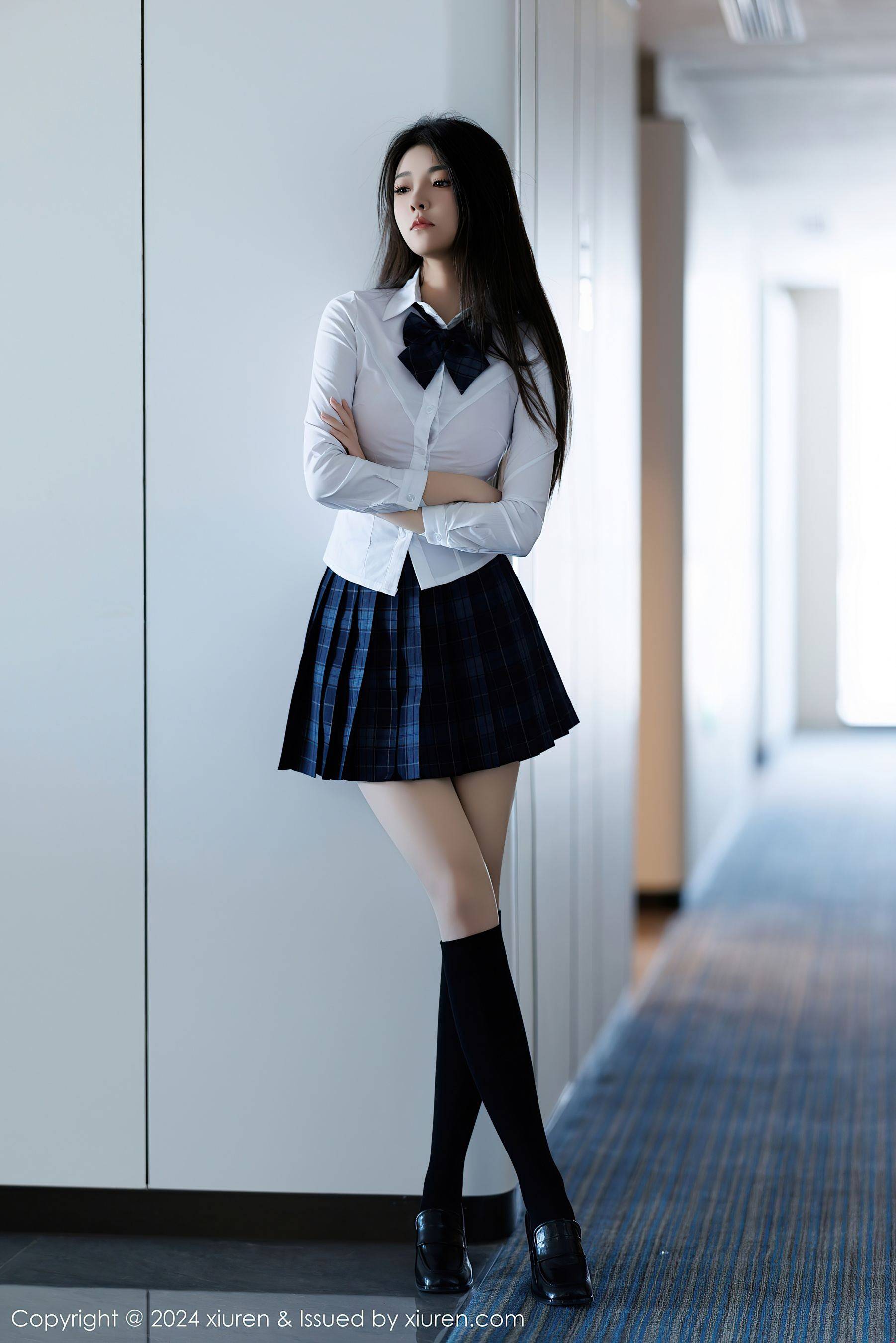 [XiuRen秀人网] No.9682 初梦瑶 短裙美腿Xiuren秀人写真高清美女套图写真下载-看套图看套图