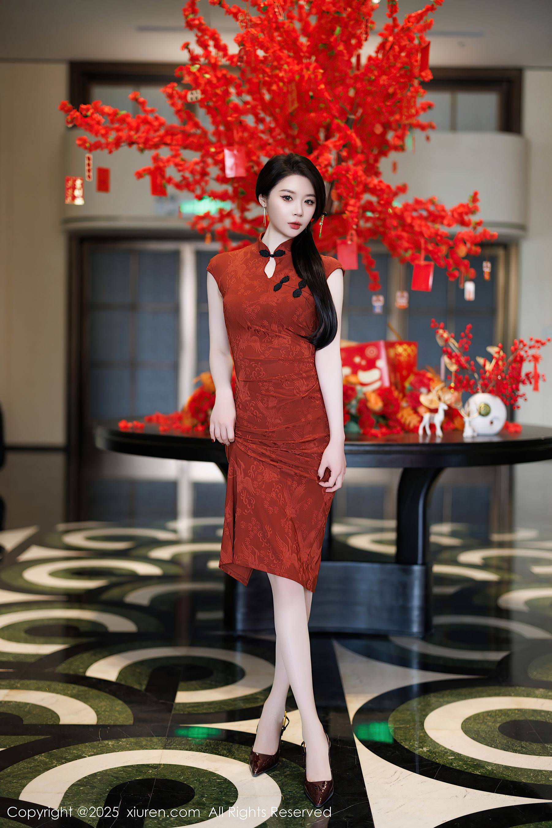 [XiuRen秀人网] No.9812 梦心玥 旗袍美腿Xiuren秀人写真高清美女套图写真下载-看套图看套图