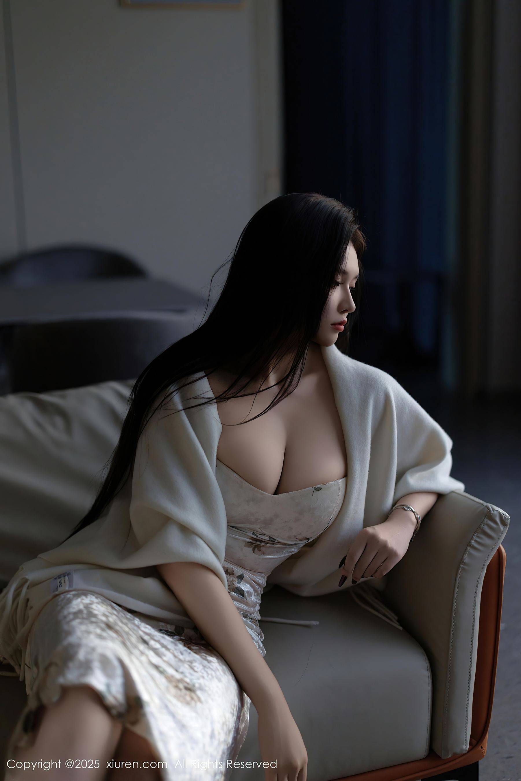 [XiuRen秀人网] No.9899 娜比 丝袜美腿Xiuren秀人写真高清美女套图写真下载-看套图看套图