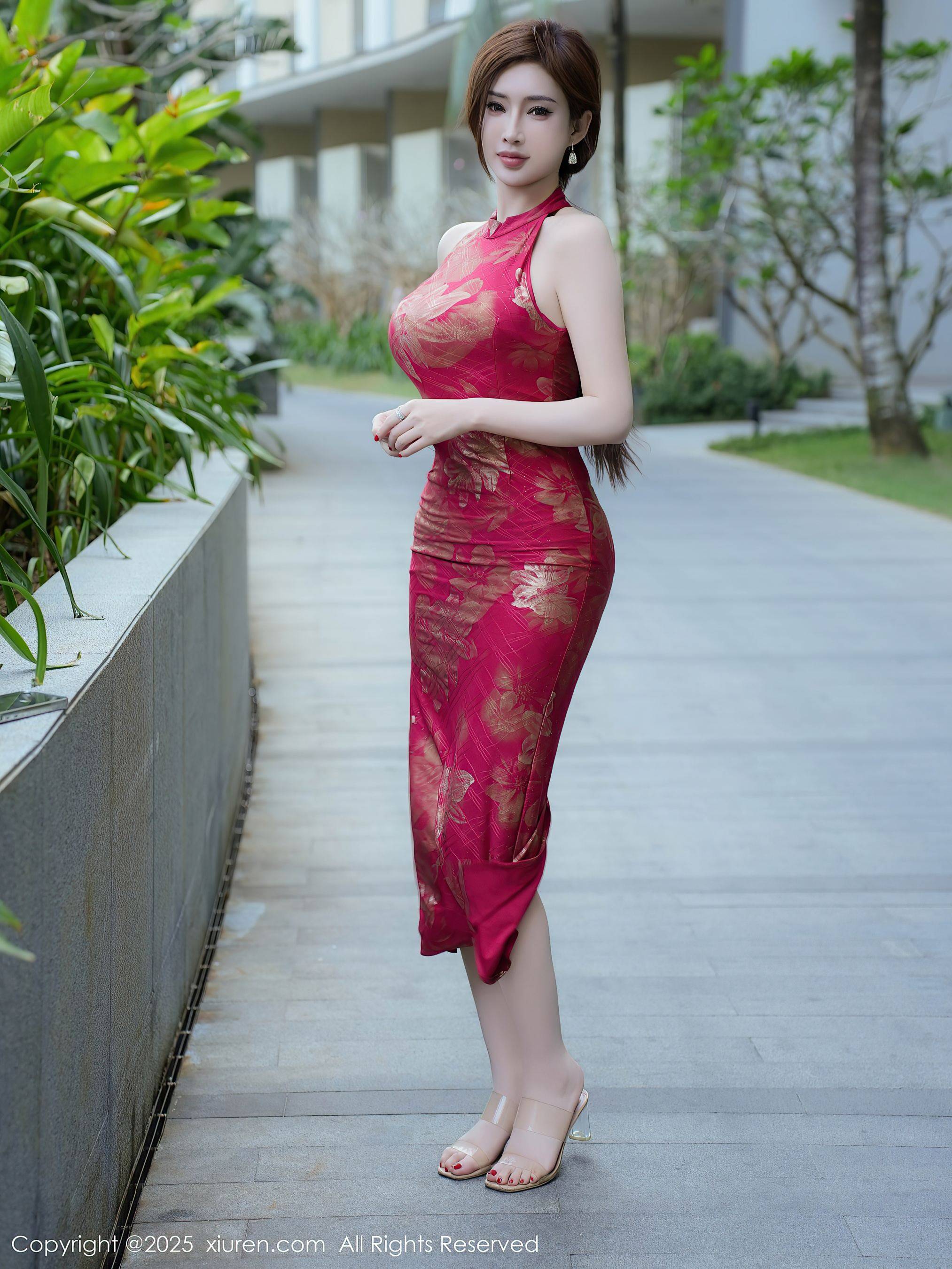 [XiuRen秀人网] No.9837 Carol周妍希X 旗袍美臀Xiuren秀人写真高清美女套图写真下载-看套图看套图