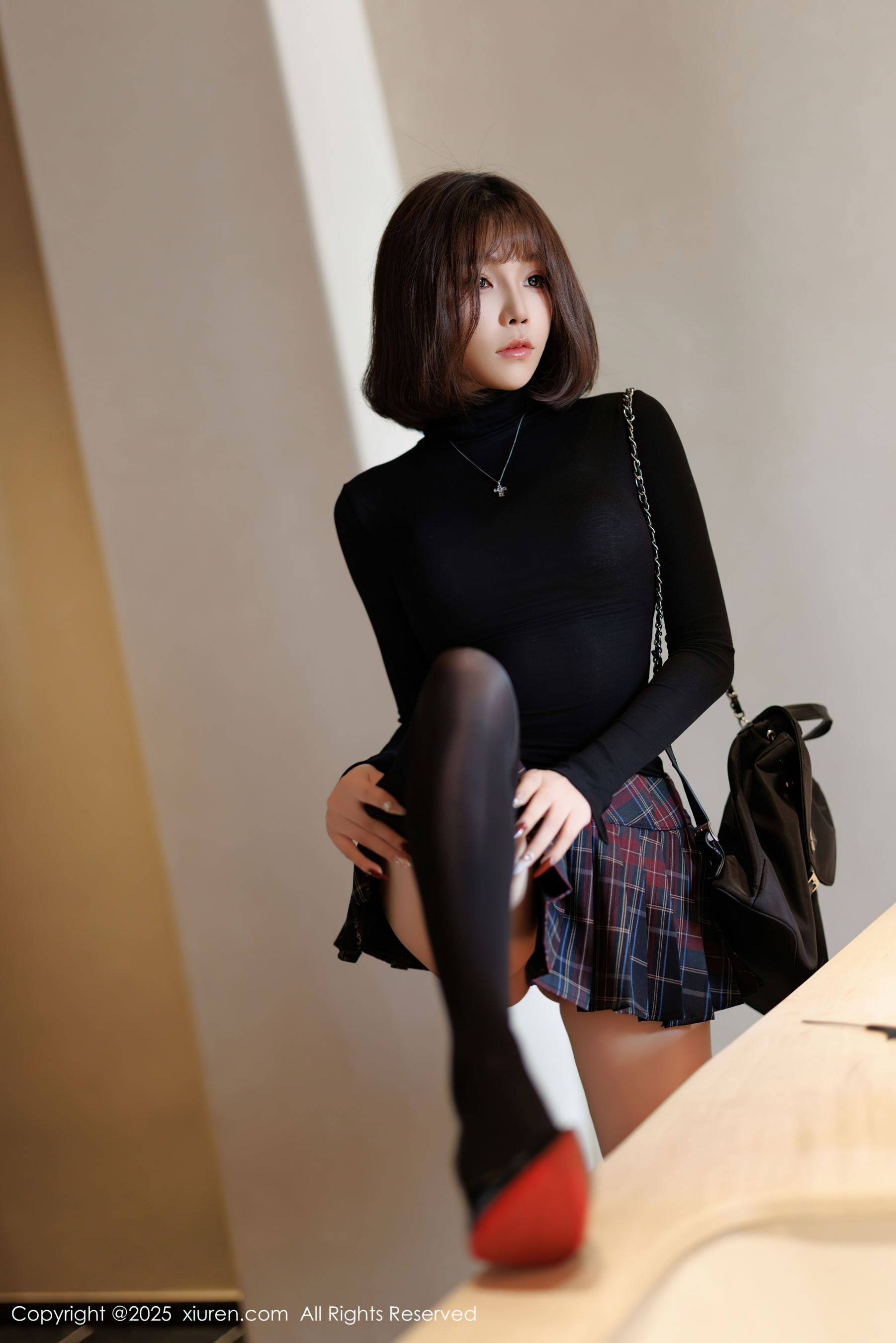 [XiuRen秀人网] No.9944 徐莉芝Booty 黑丝美腿Xiuren秀人写真高清美女套图写真下载-看套图看套图