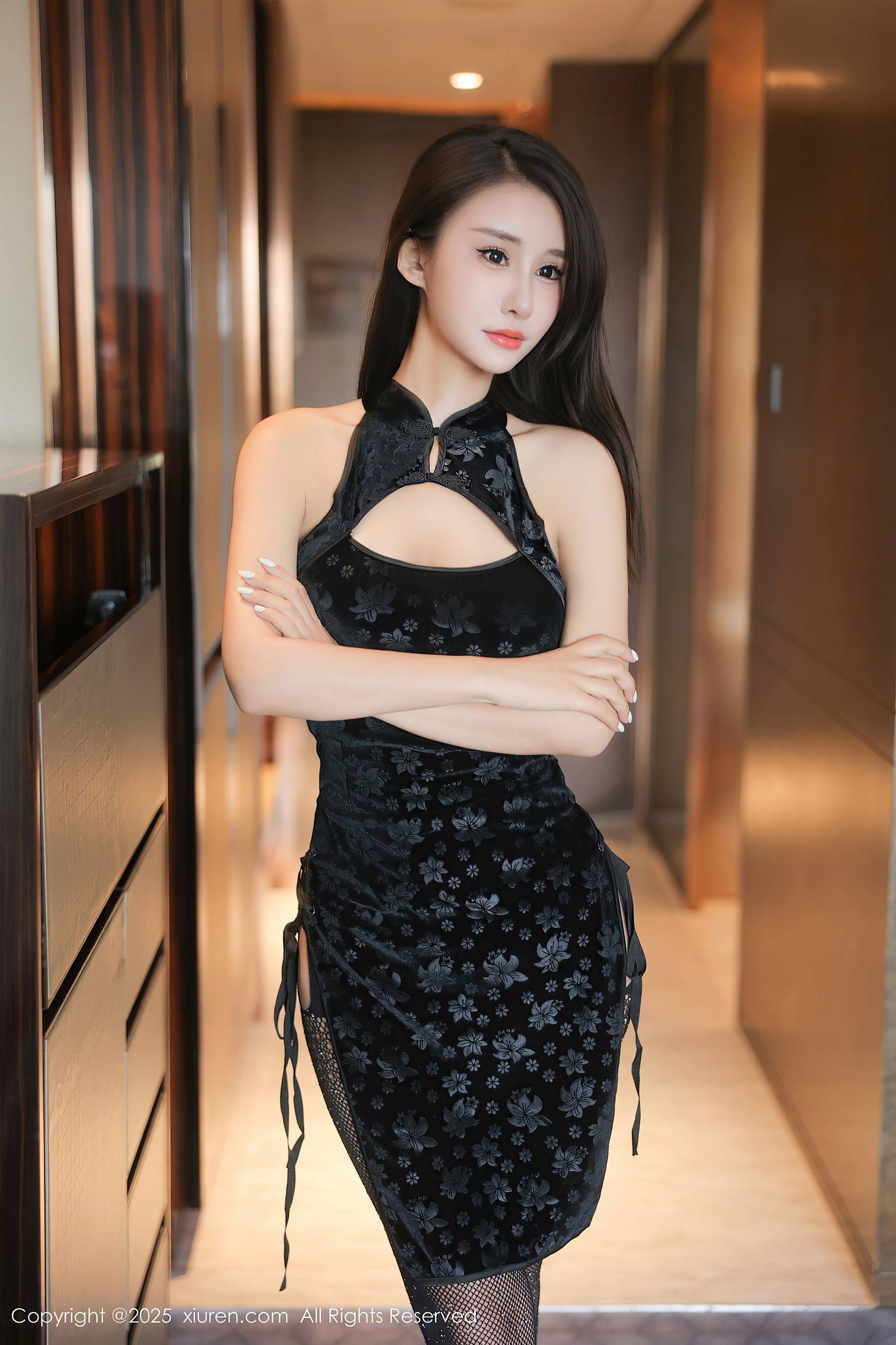 [XiuRen秀人网] No.9990 艺艺yiyi 黑丝美腿Xiuren秀人写真高清美女套图写真下载-看套图看套图