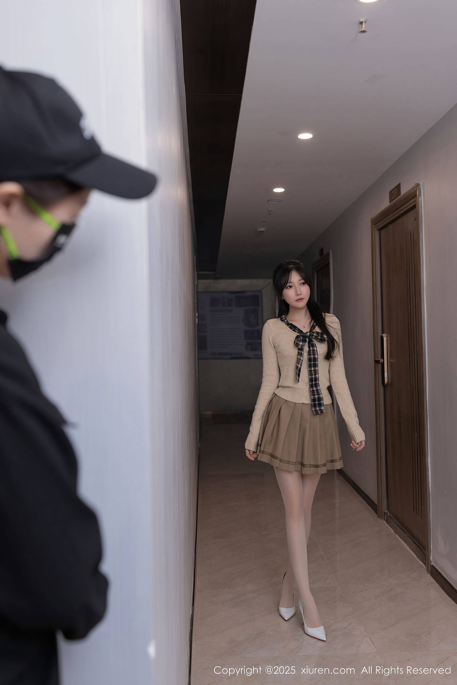 [XiuRen秀人网] No.9988 鱼子酱Fish 丝袜美腿Xiuren秀人写真高清美女套图写真下载-看套图看套图