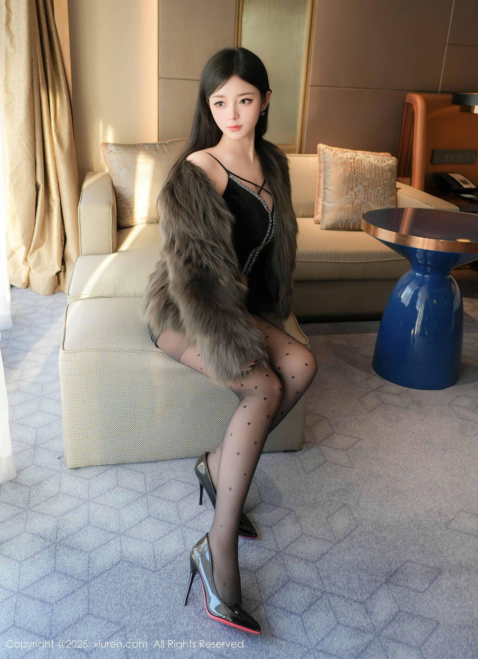 [XiuRen秀人网] No.10045 优酱 黑丝美腿Xiuren秀人写真高清美女套图写真下载-看套图看套图