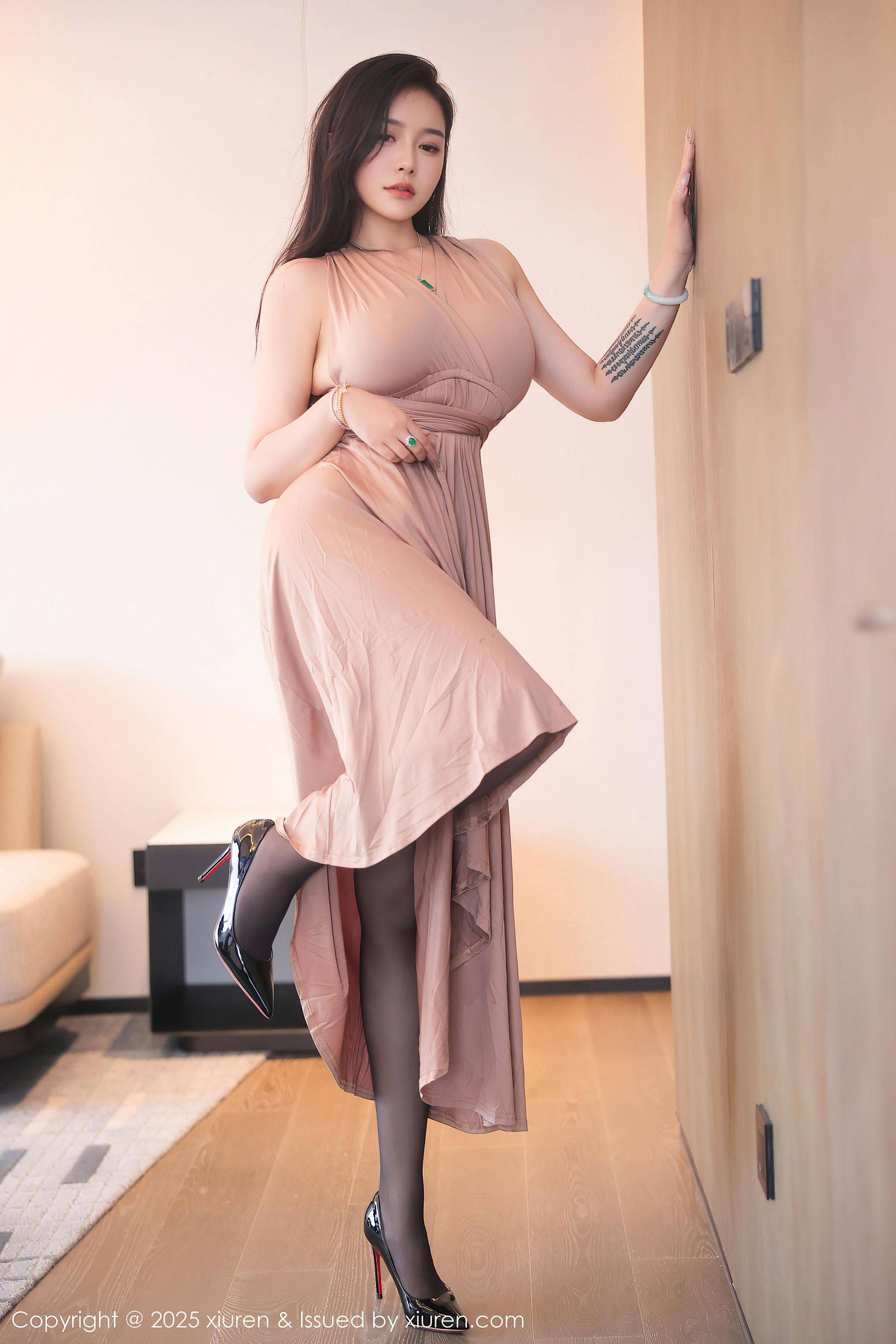 [XiuRen秀人网] No.10432 娜比 灰色长裙Xiuren秀人写真高清美女套图写真下载-看套图看套图